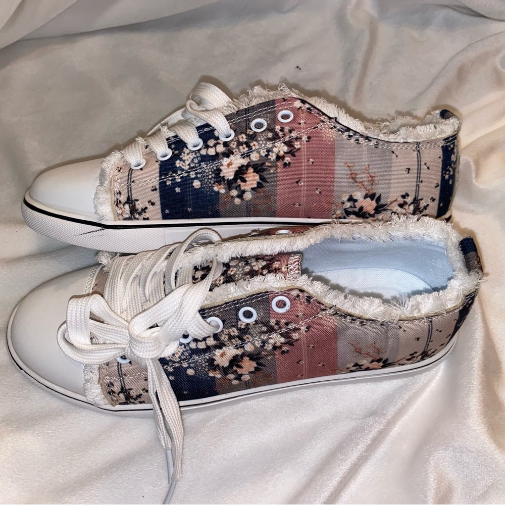 Women’s Dainty 9.5 Floral Sneakers/Shoes Vintage